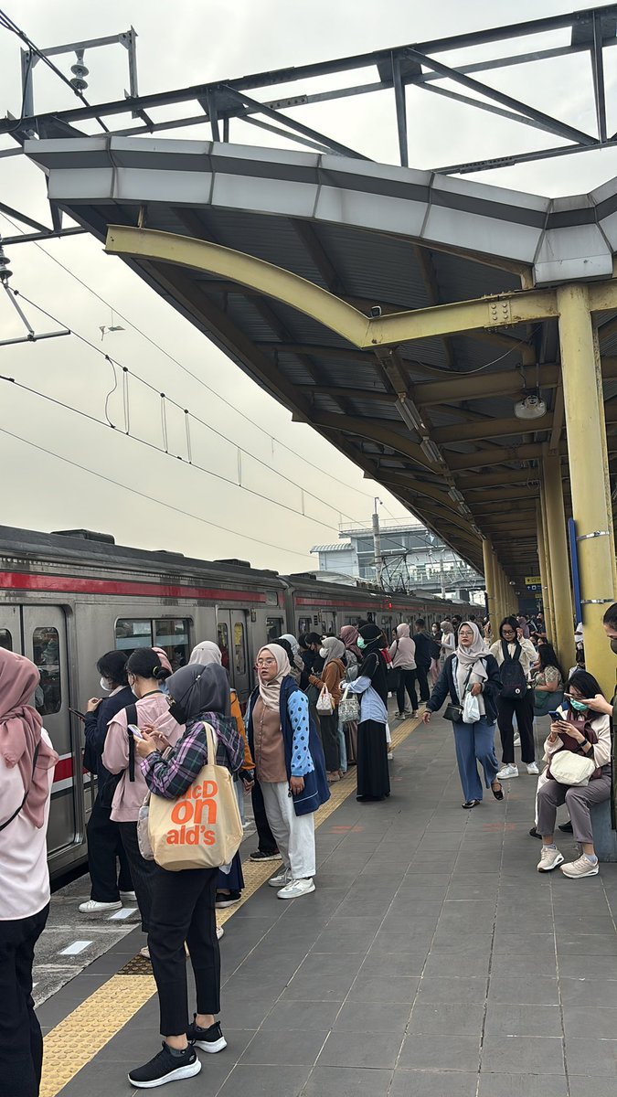 nhitaya's tweet photo. @CommuterLine nais bgtt kereta 07.09 datengnya jam 07.19 dan sebanyak itu yg gabisa masuk hehe auto telat berjamaah dechhhhh https://t.co/poB96kNc02