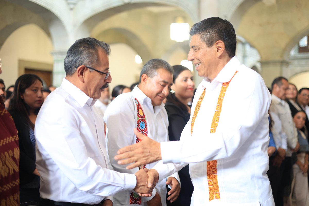 salomonj's tweet photo. CONCLUIMOS CON LOS ENCUENTROS REGIONALES, INFORMATIVOS Y DE PARTICIPACIÓN SOCIAL Y CIUDADANA  

Hoy Oaxaca cierra un capítulo histórico en este proceso de consulta ciudadana que ha reunido a miles de voces y cientos de comunidades para la creación de una nueva Constitución Política. Y lo hacemos conscientes de que en nuestro estado, la historia y la memoria de nuestros pueblos siempre marcan el rumbo de nuestro porvenir. 

A través de este ejercicio democrático damos continuidad a un camino de inclusión y corresponsabilidad. Desde el pasado 10 de febrero, instalamos más de 30 Encuentros Regionales y Temáticos, donde escuchamos las necesidades de más de ocho mil personas, con el fin de avanzar hacia la construcción de una cuarta Constitución Oaxaqueña, que sea reflejo de nuestras nuevas realidades y que dé respuesta a los desafíos de nuestros tiempos. ¡Hoy podemos decir con orgullo que Oaxaca habló y fue escuchado!