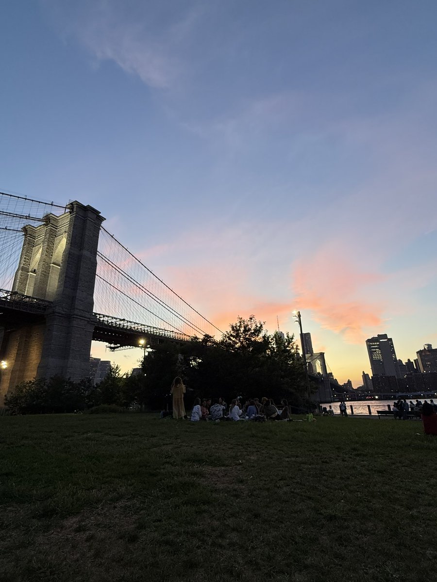 smantarraya's tweet photo. Cumpliendo sueños y deseos poco a poco en la ciudad que algún día será mi hogar permanente 🍎🙂‍↕️✨ https://t.co/bsdbfjQysX