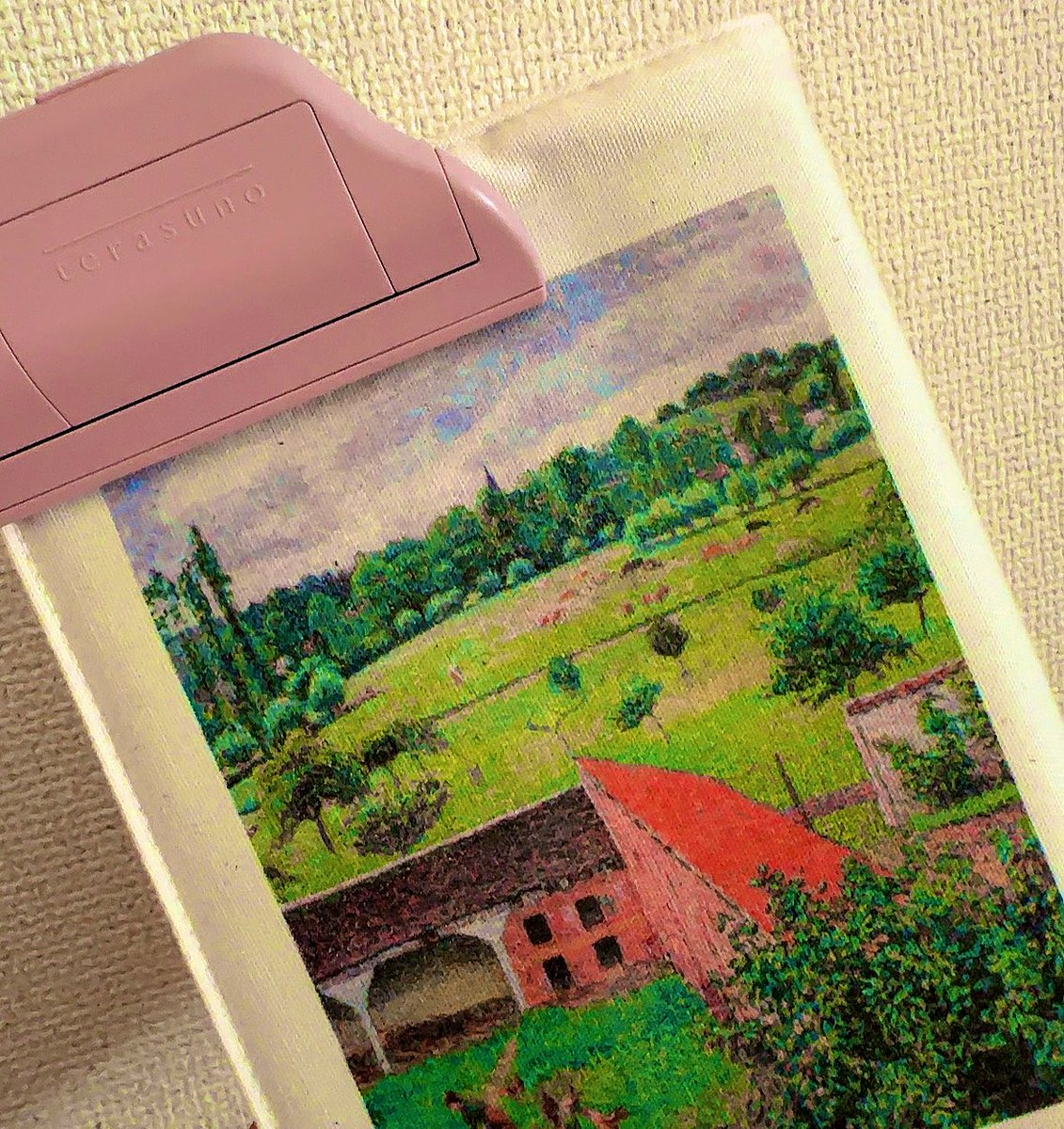 ―

最近買ってもらった読書用ライトすごく便利📖✨
彼氏が寝てる時に本読みたい時とかに、暗い部屋でもしっかり読めて最高🎀

本に直接挟むと跡がつくのでちょっと注意🥺🥺
…だけど私は故意に本を雑に扱うのは嫌いだけど、大切に扱っていても出来てしまった傷跡はまるごと愛せる派🐻

―