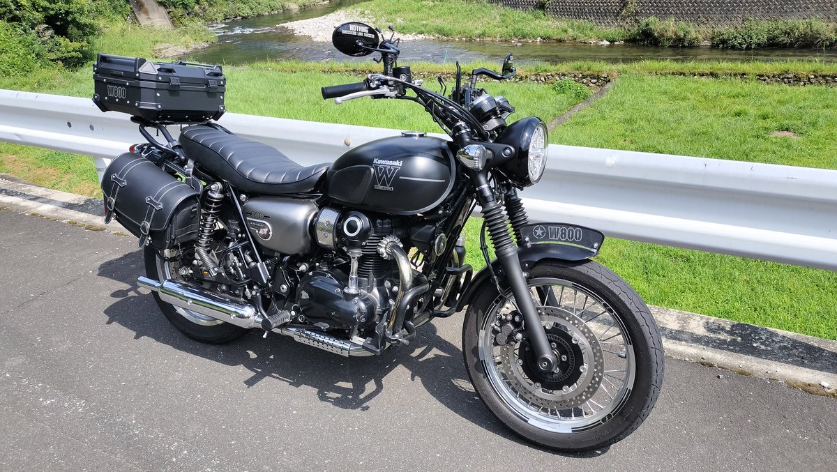 TorinosuTaiyo's tweet image. 8月19日(バイクの日)に誕生日のバイカー
これからも安全運転で楽しみます！

名前 : バイカーコジマ
年齢 : 43
性別 :男
住み:愛知県
身長 :180
車種 : W800STREET
好き : 海沿いの直線、田舎道、夕方〜日没までの間
#バイク乗りとして軽く自己紹介
#8月19日はバイクの日
#バイクの日