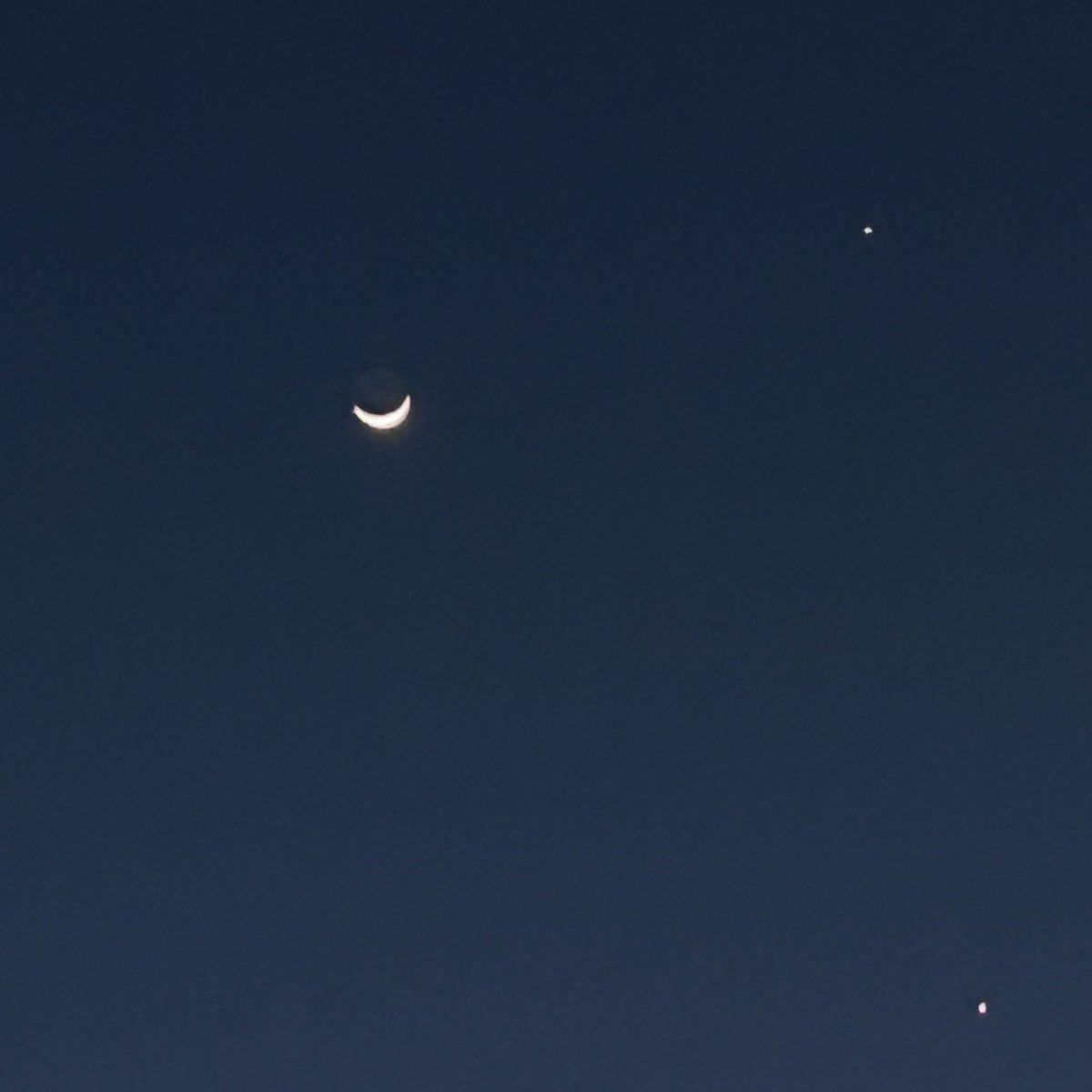 blueblurmore's tweet photo. the moon belongs to you 🌙 https://t.co/biu20VQ8xV