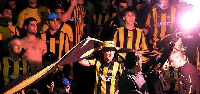 Torcida do Penarol é de longe a mais assustadora que já vi como visitante no Beira-Rio. Quem estava naquele 2011 viu o pavor que foi. Incendiaram (com sinalizadores, não com fogo em banheiro), fizeram uma gritaria infernal e botaram terror até na Brigada.