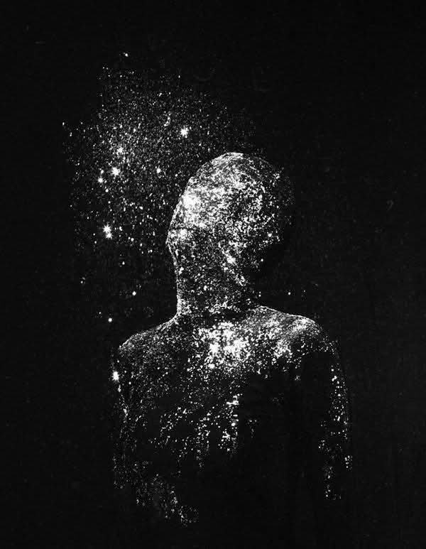 یہ رُوح کچھ بھی ہو جائے 
ہمیشہ اُداس رہے گی
کیونکہ
"یہ دُنیا اِس کا گھر نہیں “🤍🖤