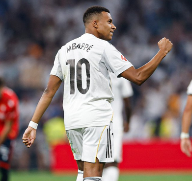 el_volver's tweet photo. Con lo justo…
Un penalti de Mbappé le dio al Real Madrid un sufrido triunfo 1-0 sobre Osasuna en el Bernabéu, en su debut liguero. https://t.co/KEhxgsNMY9