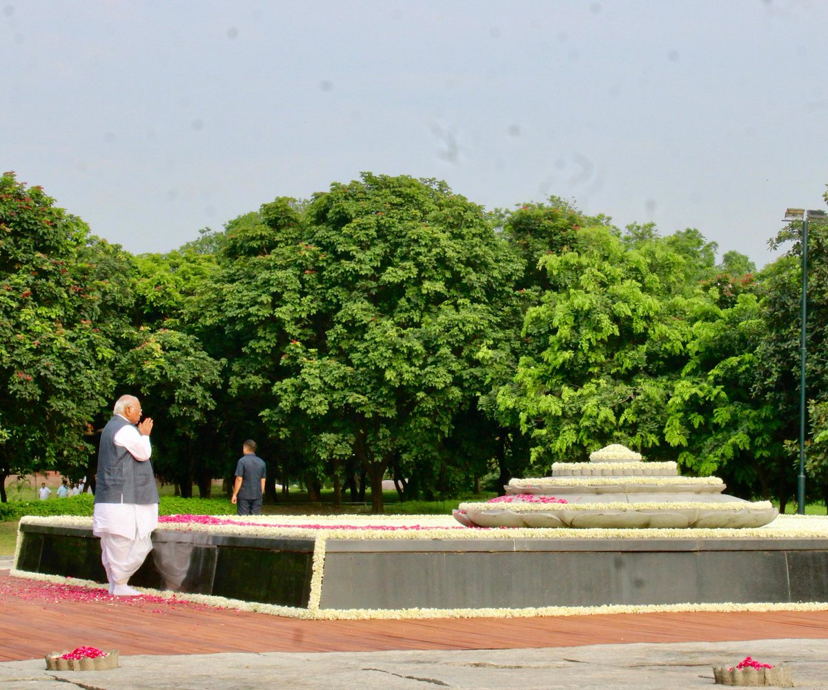 𝐒𝐚𝐮𝐫𝐚𝐛𝐡 𝐑𝐚𝐢 • सौरभ राय 🇮🇳 (@saurabhraii_) on Twitter photo भारतीय राष्ट्रीय कांग्रेस अध्यक्ष श्री मल्लिकार्जुन <a href="/kharge/">Mallikarjun Kharge</a> जी ने पूर्व प्रधानमंत्री स्वर्गीय राजीव गांधी जी की जयंती (सद्भावना दिवस) पर पुष्पांजलि अर्पित कर उन्हें श्रद्धांजलि दी। 🙏
#RajivGandhiJayanti भारतीय राष्ट्रीय कांग्रेस अध्यक्ष श्री मल्लिकार्जुन <a href="/kharge/">Mallikarjun Kharge</a> जी ने पूर्व प्रधानमंत्री स्वर्गीय राजीव गांधी जी की जयंती (सद्भावना दिवस) पर पुष्पांजलि अर्पित कर उन्हें श्रद्धांजलि दी। 🙏
#RajivGandhiJayanti