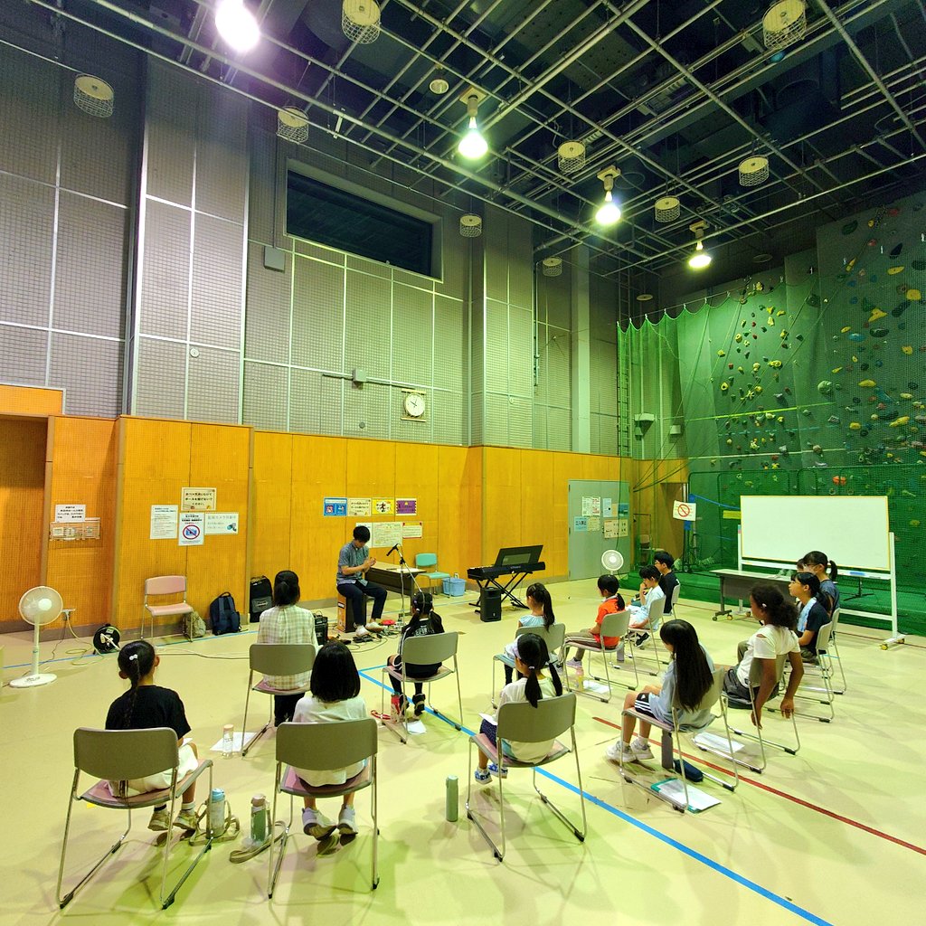 打楽器奏者 #小山大凱 さんを
講師に🐬#いるか合唱団🐬presents
表現ワークショップ第2弾
“リズムマスターになろう！”開催

リズムやビートとは一体何か
その重要性が分かる内容でした

懸命について行く子どもたち🏃💨
いつかきっと役立ちますよ
お疲れさま😌✨

#浦安市青少年館 #巽祐子 #洋一郎