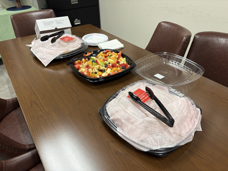 GCCA_PHX's tweet photo. Thank you to our amazing Booster Club for the wonderful breakfast this morning! The quickest way to a teacher's heart is with Chicken Minis 🐔❤️ #PhoenixOn https://t.co/xl1BTtKtBx