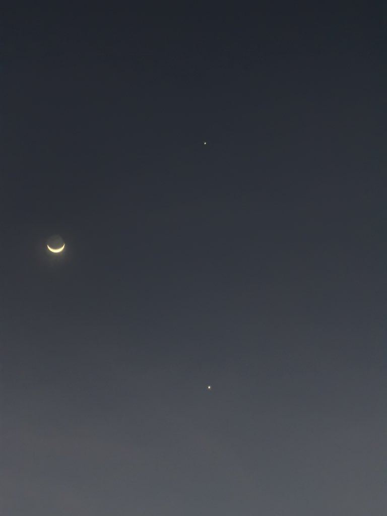 اليوم صباحاً من سماء #الطائف شدني منظر القمر ونجمين آخرين في لوحة ربانية بديعة فتبارك الله أحسن الخالقين.