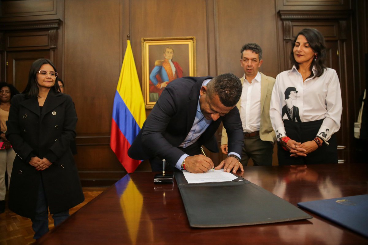DapreCol's tweet photo. La Directora del Dapre y Secretaria General de Presidencia, Angie Lizeth Rodríguez, celebra esta nueva etapa para la autoridad ambiental @Corponarino, tras la posesión del ingeniero químico, Mauricio Bastidas Bedoya, como nuevo director. https://t.co/DhKb0tOLBk