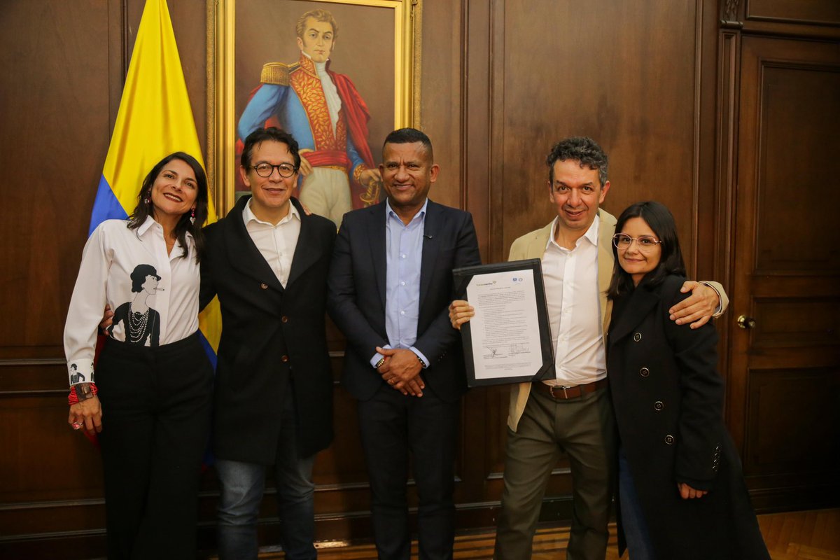 DapreCol's tweet photo. La Directora del Dapre y Secretaria General de Presidencia, Angie Lizeth Rodríguez, celebra esta nueva etapa para la autoridad ambiental @Corponarino, tras la posesión del ingeniero químico, Mauricio Bastidas Bedoya, como nuevo director. https://t.co/DhKb0tOLBk
