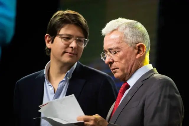 Roberto Salazar (@manoloparis_) on Twitter photo <a href="/MAFAPOCOLOMBIA/">Madres Falsos Positivos de Colombia</a> Y en ninguna parte responsabilidad de Alvaro Uribe señoras, mientras ustedes y su organización enlodan el nombre de sus hijos apoyando a los herederos de las farc y su candidato @ivancepedacast.
Hoy asesinan a la oposición. <a href="/MAFAPOCOLOMBIA/">Madres Falsos Positivos de Colombia</a> Y en ninguna parte responsabilidad de Alvaro Uribe señoras, mientras ustedes y su organización enlodan el nombre de sus hijos apoyando a los herederos de las farc y su candidato @ivancepedacast.
Hoy asesinan a la oposición.