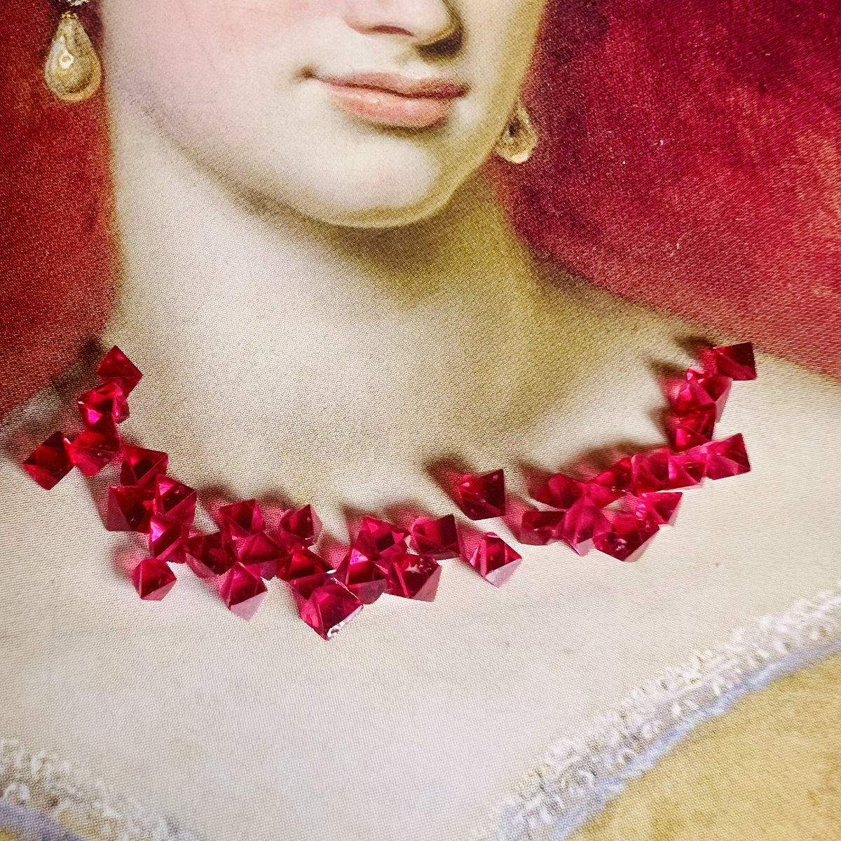 思わず笑みの溢れるビルマのスピネル。スピネルを有名にしたと言われる宝石商の一族から手に入れた特別に美しいビルマから届いたばかりの石です。
幾つか並べてリングにしたりペンダントにしたり元気が貰えそうな美しい色に惹かれます。