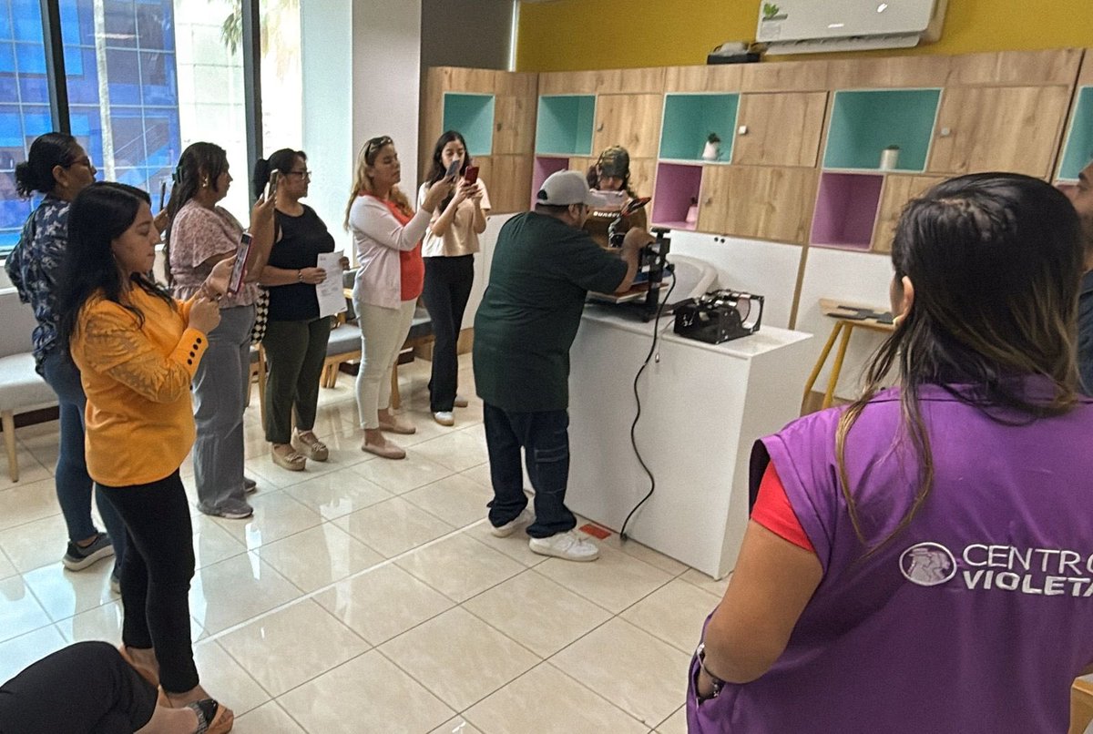 DDHH_Ec's tweet photo. @ATancaM entregó kits de Emprendimientos Violeta que serán la puerta para iniciar sus propios emprendimientos, a 5 mujeres. Con Ellas Crean Futuro no solo entregamos herramientas, también acompañamos sueños, impulsamos la independencia económica. 
#ElNuevoEcuador https://t.co/UOmOn3IZ8i