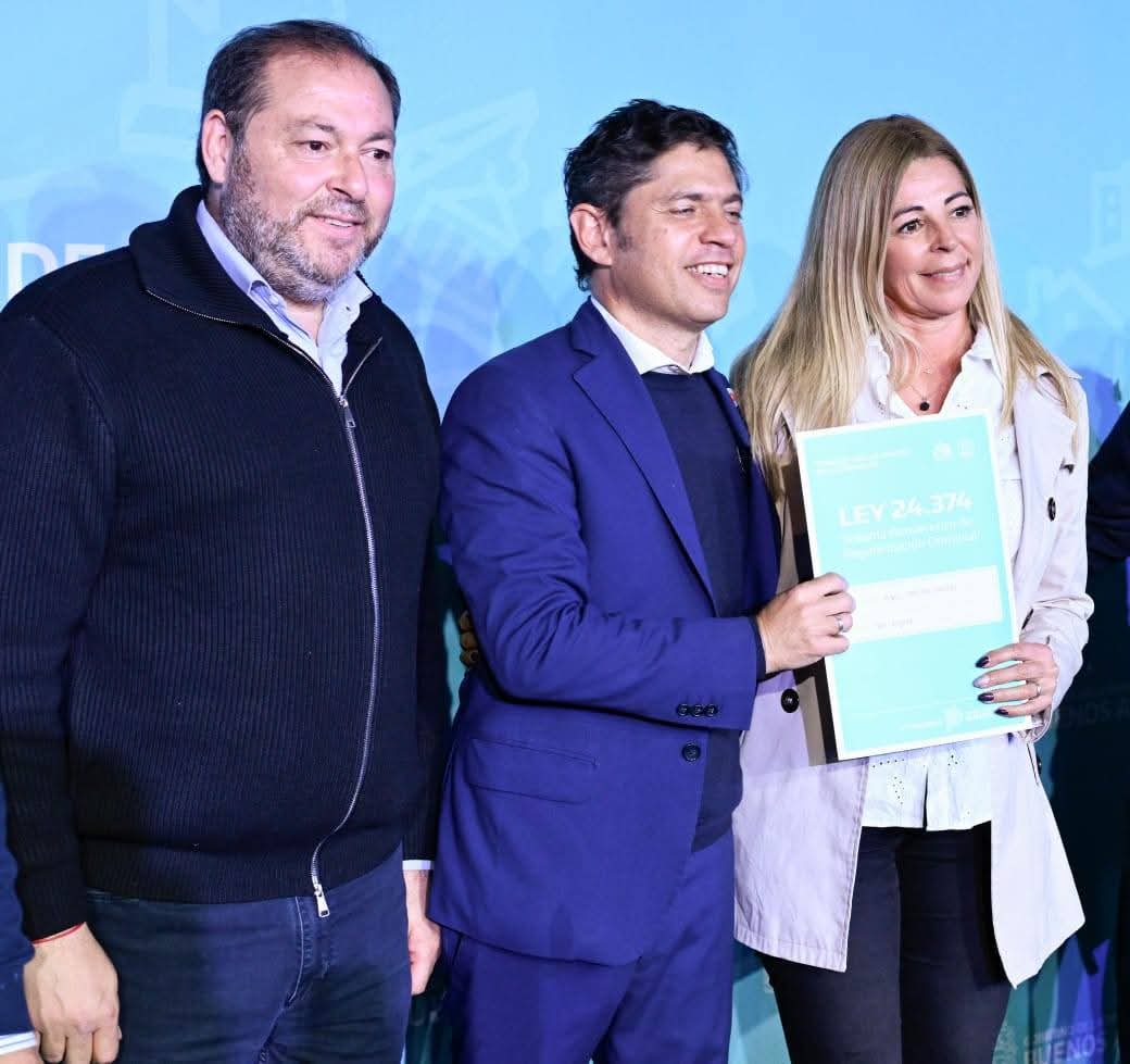 juanjo_castro's tweet photo. "Mi escritura, Mi casa"

Hoy recibimos al Gobernador @Kicillofok para hacer realidad los sueños de 529 vecinos, quienes recibieron el título de propiedad de sus hogares de manera gratuita.

Este logro es fruto del trabajo conjunto y el compromiso de nuestro gobernador con los bonaerenses. Es un paso fundamental hacia la inclusión y la igualdad de oportunidades para todos.

Agradezco a #Axel por su apoyo y compromiso con San Miguel. 
Y a nuestros vecinos les digo, que compartimos con ustedes la felicidad de que hayan concretado sus sueños.