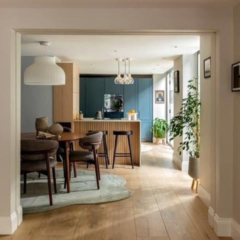 ZatiInc's tweet image. Designers found on Houzz give a once-dark London house a lift with pale wood, calming blues and earthy neutrals keepingyouinformed.advisor.news/trendspottr/ho…
