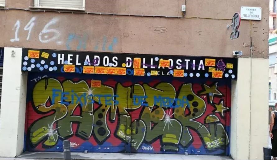 ATAQUE A HELADERÍA ARGENTINA EN BARCELONA

La heladería DellaOstia fue vandalizada tras un cruce con un concejal que denunció discriminación lingüística por no ser atendido en catalán. El local recibió insultos, pintadas y una avalancha de reseñas negativas.

Ya había tenido