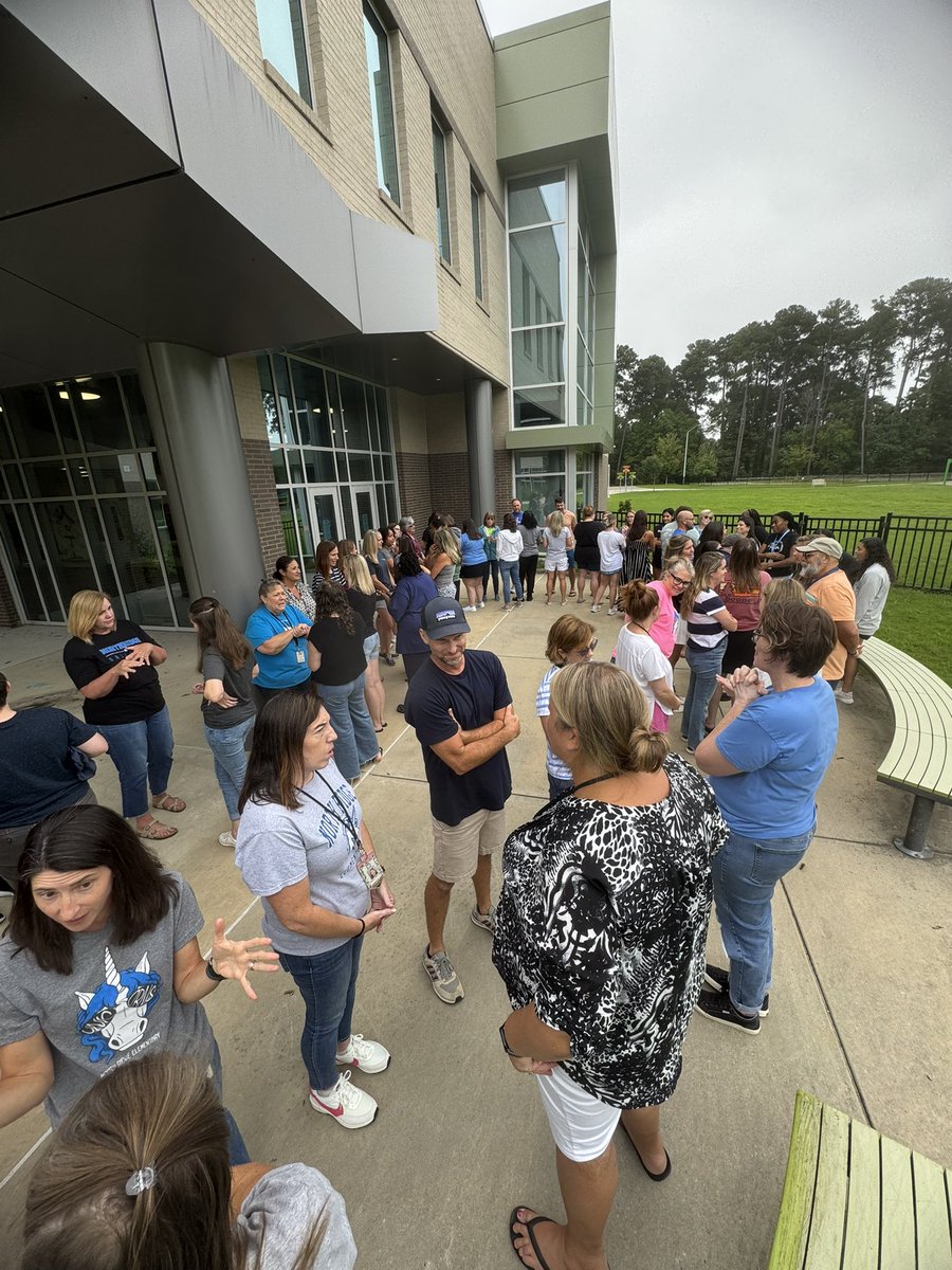 NorthRidgeES's tweet image. An awesome morning connecting with our school family #Rooted