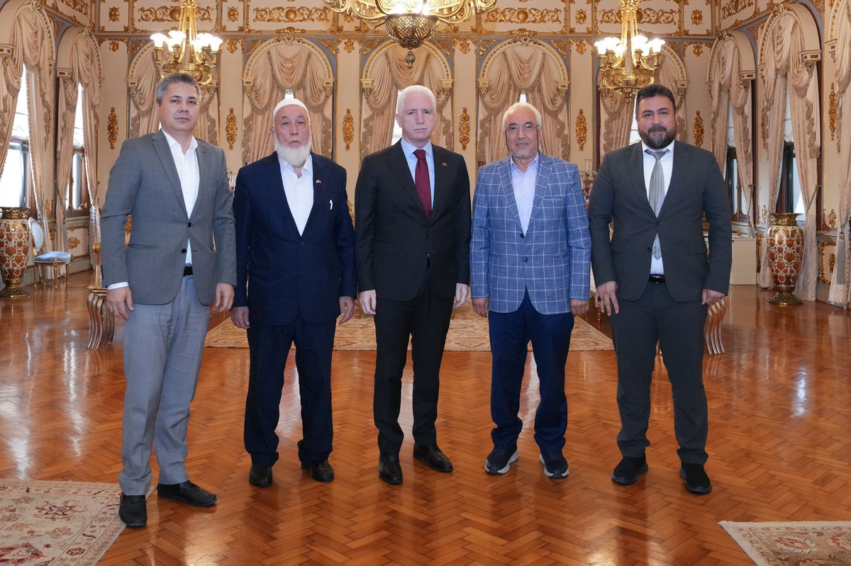 Dünya Türkmenleri Birlik Vakfı yönetimi ve Türkmen Birligi Derneği yöneticileri ile beraber istanbul valisine makamında ziyaret edilip istisarede bulunup vakif ve dernek faaliyetlerimiz hakkın da bilgi verilmiştir.