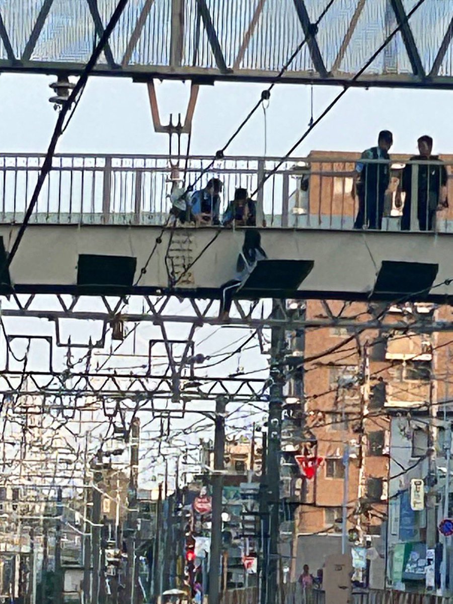 3F9XXmF5o719520's tweet photo. 東上線の高架外に女が侵入
↓
警察が来るも居座り続ける
↓
安全のため送電が停止、車内は冷房が切れ蒸風呂状態に
↓
上下線で運転がストップ、TJライナーも運休、直通運転も停止し西武池袋線、西武有楽町線、東急東横線、東京メトロ有楽町線、みなとみらい線にも波及
↓
各線がパンクし未曾有の事態に https://t.co/GEbGBFe6xM