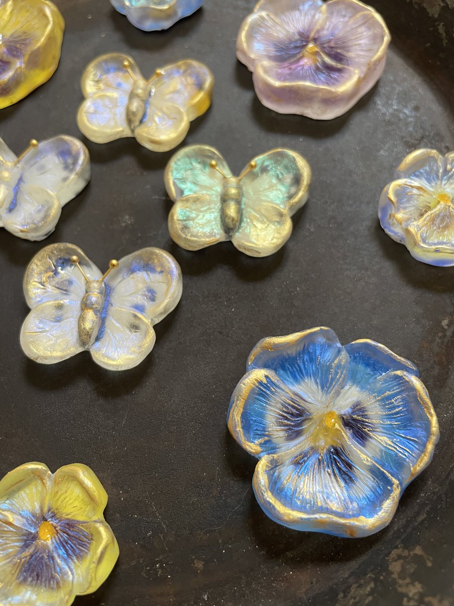 おはようございます

今日は個展の作品に名前を入れようと思っています

そしてハンズ横浜（モアーズ内6階）でのPOPUPショップ孔雀ノ移動雑貨舗は23日（土）から✨
11名の作家さん達の作品が横浜にやってきます
雨花はブローチをご用意しています
ぜひお立ち寄りください🥰