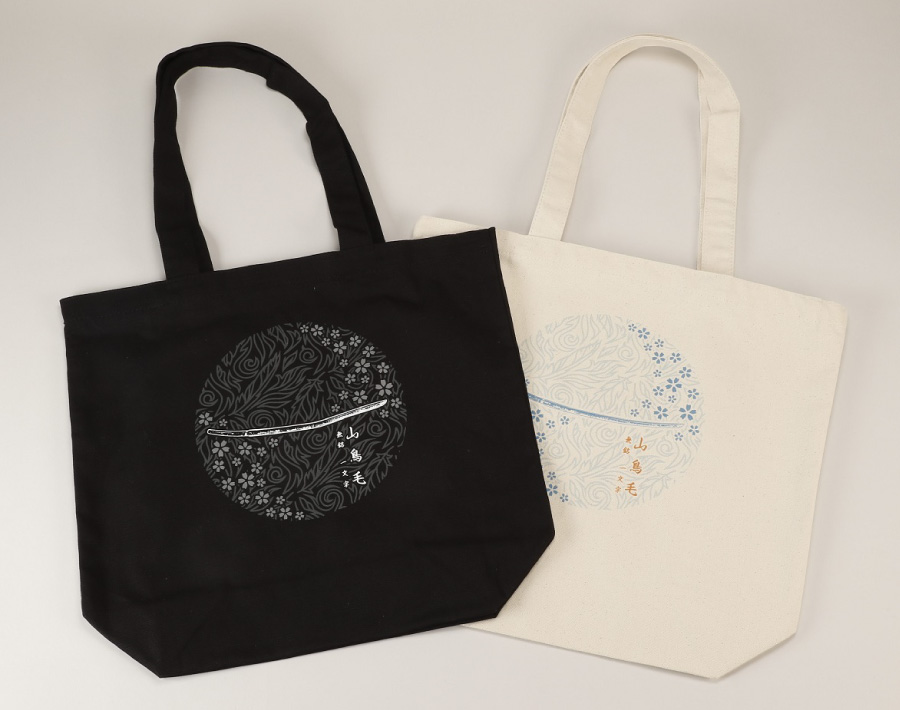 ◼️好評発売中！◼️
戦国武将上杉謙信の愛刀として知られる国宝の #太刀 #山鳥毛 の刀剣をモチーフにしたトートバッグです。

和柄と山鳥毛の刀剣がクールなデザインとなっております。普段使いしやすいシンプルさが魅力的です。
ブラックとナチュラルの2色をご用意しております。
⬇️詳しくはこちら
