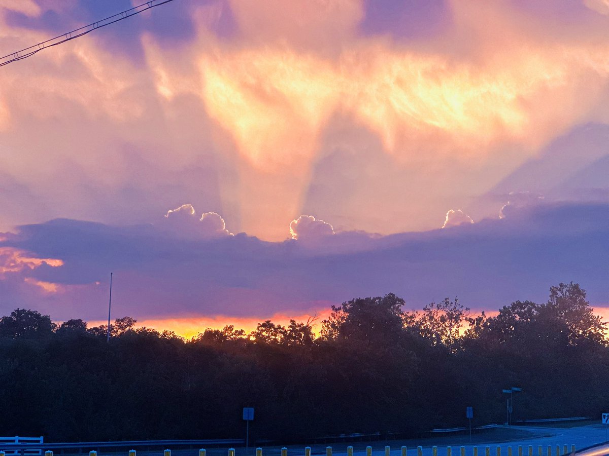 Up in Union, KY with a spectacular sunset after the storms we had tonight. <a href="/Kentuckyweather/">Chris Bailey</a> <a href="/JimWKYT/">Jim Caldwell ⛈️</a> #kywx