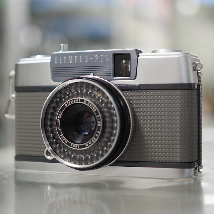 champcamera's tweet photo. #OLYMPUS PEN EES-2 オーバーホール済 ¥23,000- by #たまプラーザ 店
自動露出+ゾーンフォーカスで気軽に撮影が楽しめる #ハーフサイズカメラ。レンズはDズイコー30mm F2.8を搭載。ISO400に対応しより扱いやすくなっています。
#PENEES2 #たまプラ #田園都市線
https://t.co/mbBSjtlQoX https://t.co/JRSrEd7nhU