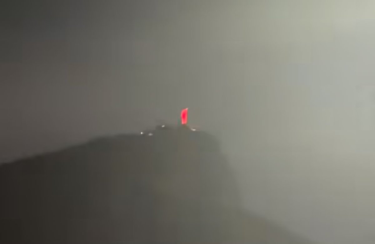 choquei's tweet photo. 🚨AGORA: Cristo Redentor é iluminado com a cor vermelha em homenagem ao Dia Nacional de Luta e Luto da População em Situação de Rua. https://t.co/Ljy1qnVYMA
