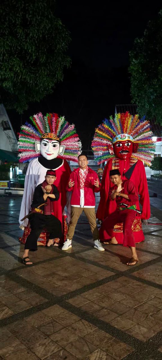 Kojek Rap Betawi 

Merdeka adalah saat gue bisa memainkan musik bukan sekadar untuk didengar,tapi untuk diingat.
Untuk menyentuh hati yang sudah terlalu lama asing dengan akar sendiri.