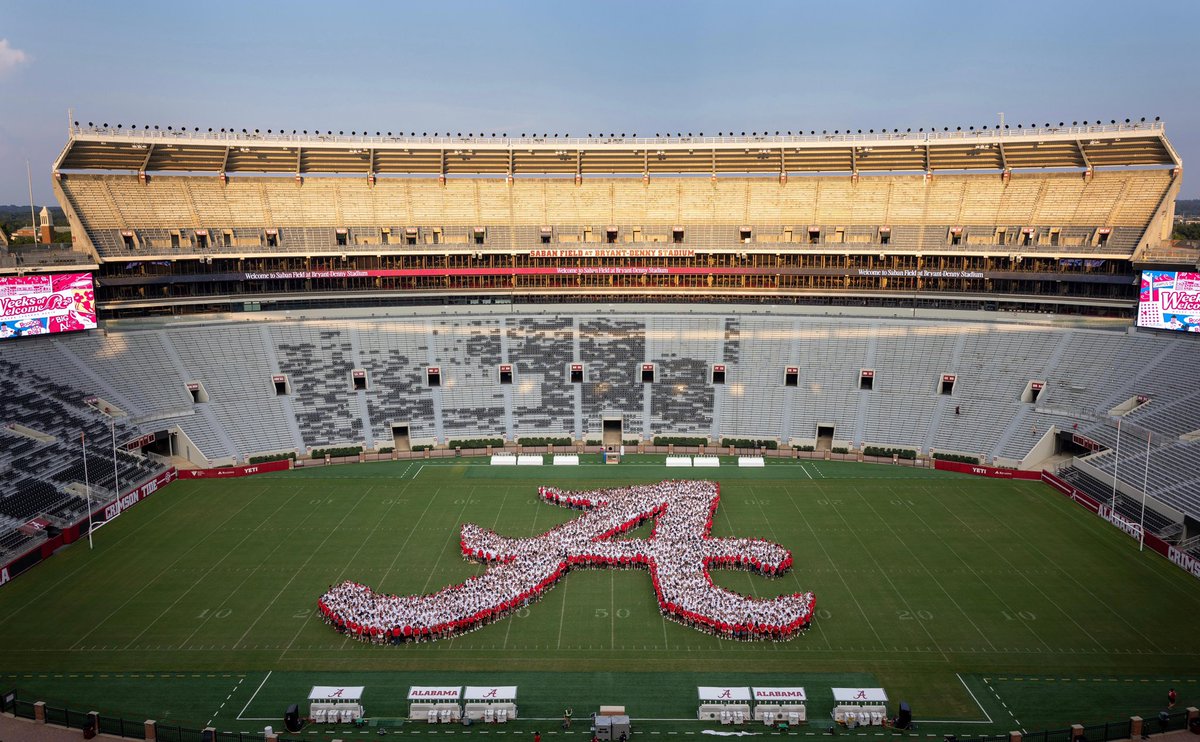 UofAlabama's tweet photo. The Class Photo ™️
Welcome home #UA29! 🐘 

#RollTide #WhereLegendsAreMade #WOW25 https://t.co/yC2S6MsN9j