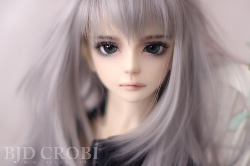 Nia – A vision of calm beauty, with gentle eyes and soft silver hair that whispers elegance.

#BJDCrobi #BJDdoll #Nia #BallJointedDoll #BJD #ResinDoll #BJDcollector #BJDstagram #BJDfashion #BJDart #BJDlover #BJDphotography #BJDstyle #BJDlife #BJDworld #BJDmodel #BJDdisplay