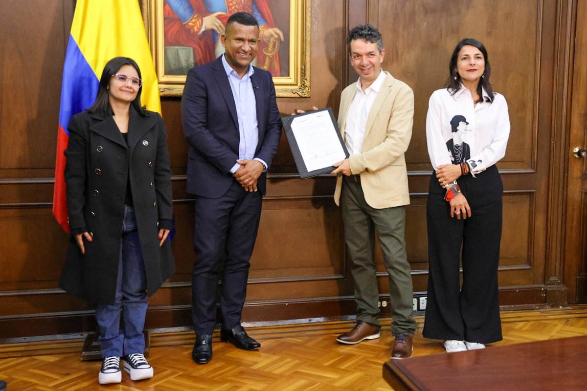 Luis Alfonso Escobar (@luisalfonsoesc) on Twitter photo En Casa de Nariño posesionamos al ingeniero Mauricio Bastidas Bedoya como nuevo Director de <a href="/Corponarino/">CORPONARIÑO</a>, en presencia de la <a href="/MinAmbienteCo/">MinAmbiente Colombia</a>, <a href="/IreneVelezT/">Irene Vélez-Torres</a>, y la Directora del <a href="/DapreCol/">DAPRE</a>, Angie Rodríguez.
Este es un hecho histórico que ratificamos ante el Presidente <a href="/petrogustavo/">Gustavo Petro</a>, En Casa de Nariño posesionamos al ingeniero Mauricio Bastidas Bedoya como nuevo Director de <a href="/Corponarino/">CORPONARIÑO</a>, en presencia de la <a href="/MinAmbienteCo/">MinAmbiente Colombia</a>, <a href="/IreneVelezT/">Irene Vélez-Torres</a>, y la Directora del <a href="/DapreCol/">DAPRE</a>, Angie Rodríguez.
Este es un hecho histórico que ratificamos ante el Presidente <a href="/petrogustavo/">Gustavo Petro</a>,