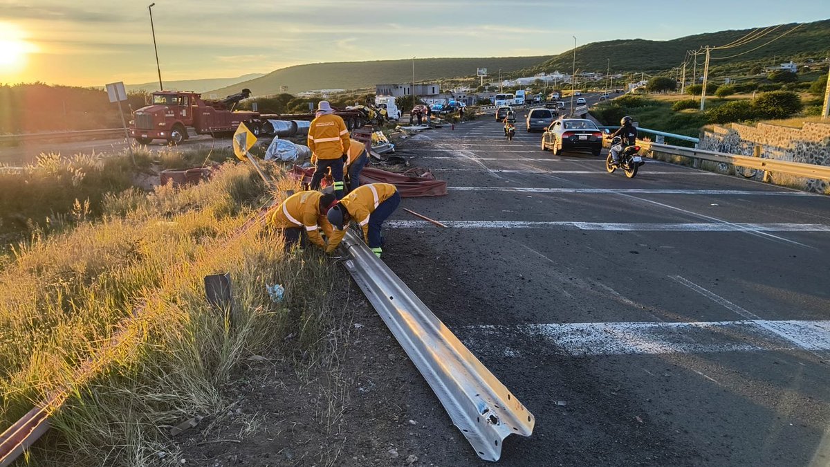 CEI_Qro's tweet photo. ¡Los camineros en acción! 
Luego del percance, personal de Conservación de la @CEI_qro realizó remoción de basura y objetos del Anillo Vial Junípero Serra, además de reparación de la defensa metálica. 

Recuerda respetar los límites de velocidad. Conduce con precaución #Contigo https://t.co/3h8v0PrLLa
