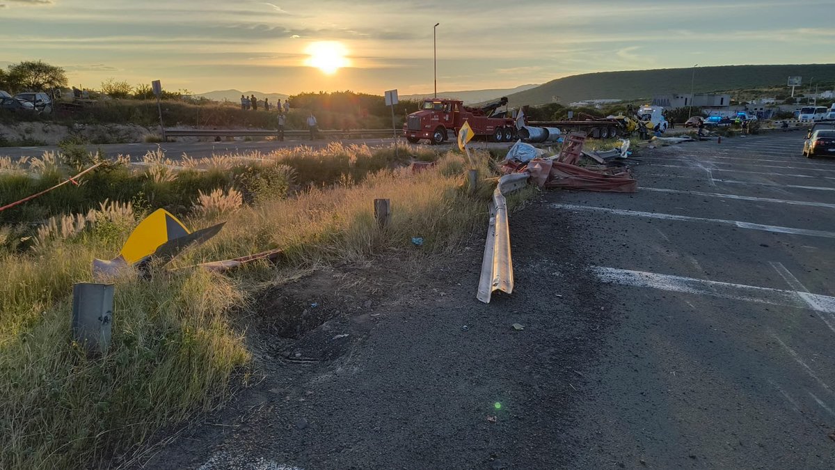CEI_Qro's tweet photo. ¡Los camineros en acción! 
Luego del percance, personal de Conservación de la @CEI_qro realizó remoción de basura y objetos del Anillo Vial Junípero Serra, además de reparación de la defensa metálica. 

Recuerda respetar los límites de velocidad. Conduce con precaución #Contigo https://t.co/3h8v0PrLLa