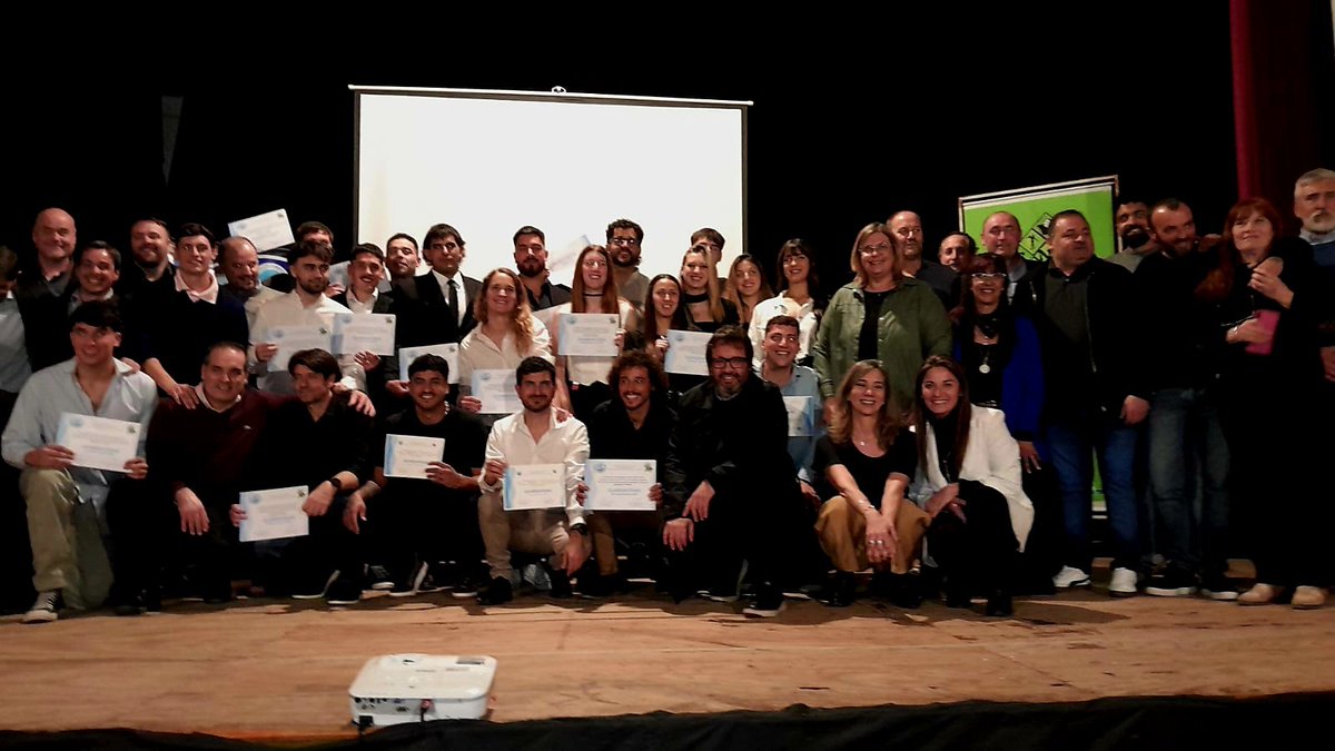 Leo Troncoso (@leot14) on Twitter photo Con orgullo celebramos la colación de la Escuela de Guardavidas del CEF 4 de #TresArroyos .
Con <a href="/Kicillofok/">Axel Kicillof</a> seguimos construyendo una Provincia con Estado presente, garantizando la formación profesional de calidad para l@s Bonaerenses
<a href="/AlbertoSileoni/">Alberto Sileoni</a> <a href="/pablourquizaok/">Pablo Urquiza</a> <a href="/pablogarate/">Pablo Garate</a> Con orgullo celebramos la colación de la Escuela de Guardavidas del CEF 4 de #TresArroyos .
Con <a href="/Kicillofok/">Axel Kicillof</a> seguimos construyendo una Provincia con Estado presente, garantizando la formación profesional de calidad para l@s Bonaerenses
<a href="/AlbertoSileoni/">Alberto Sileoni</a> <a href="/pablourquizaok/">Pablo Urquiza</a> <a href="/pablogarate/">Pablo Garate</a>