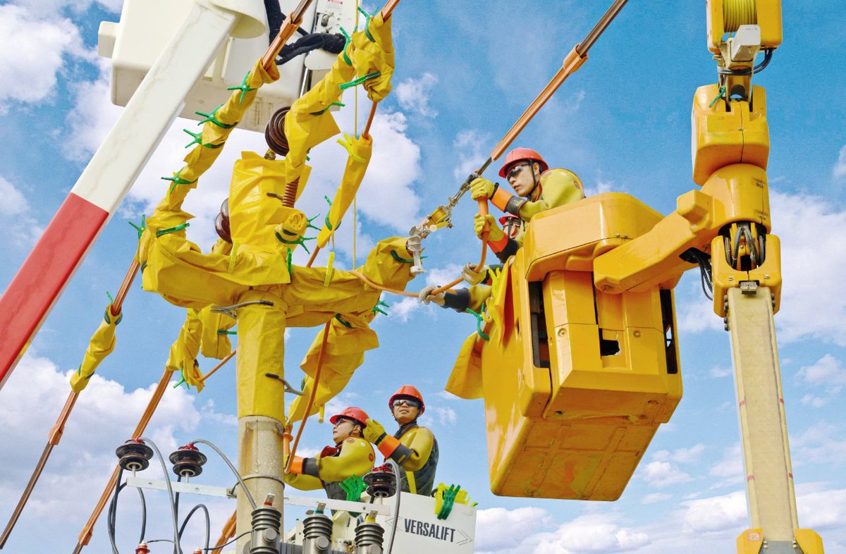 Visit_Jiujiang's tweet photo. 📷📷#Jiujiang Power Supply Company is battling the heat to ensure the power supply for thousands of families.#SummerinJiujiang #beautifulJiangxi https://t.co/Vw0h9tGYIk