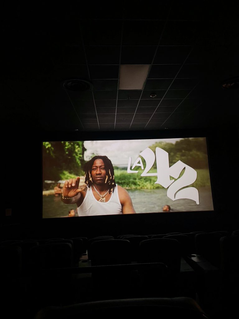 José María Cabral acierta en ‘La 42’, un documental que te introduce al lado humano de la mítica calle de Capotillo, sus teteos y la violencia policial, mientras su gente busca sobrevivir y salir adelante con el arte: dembow, danza, música. Todo es vibrante, crudo, rudo.👏🏻