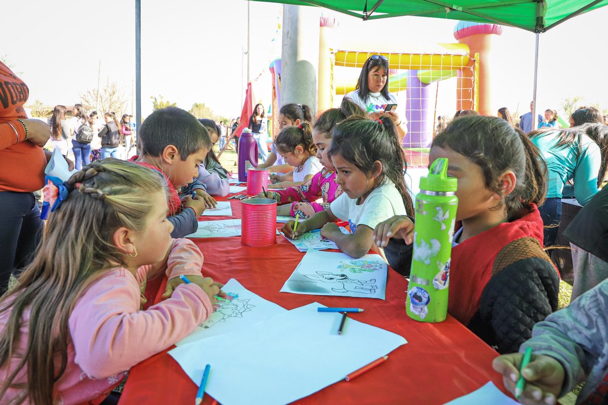 saladasadelante's tweet photo. Mes del Niño en el Vélez 😃👧🧒🤩

Siguiendo con nuestra planificación en cada punto estratégico de la ciudad, festejamos con los más chicos su mes. Gracias a todas las familias por compartir una tarde magnífica🙌

El barrio Vélez Sarsfield hacia adelante👏

#SaladasHaciaAdelante https://t.co/rj1f5CWDOT