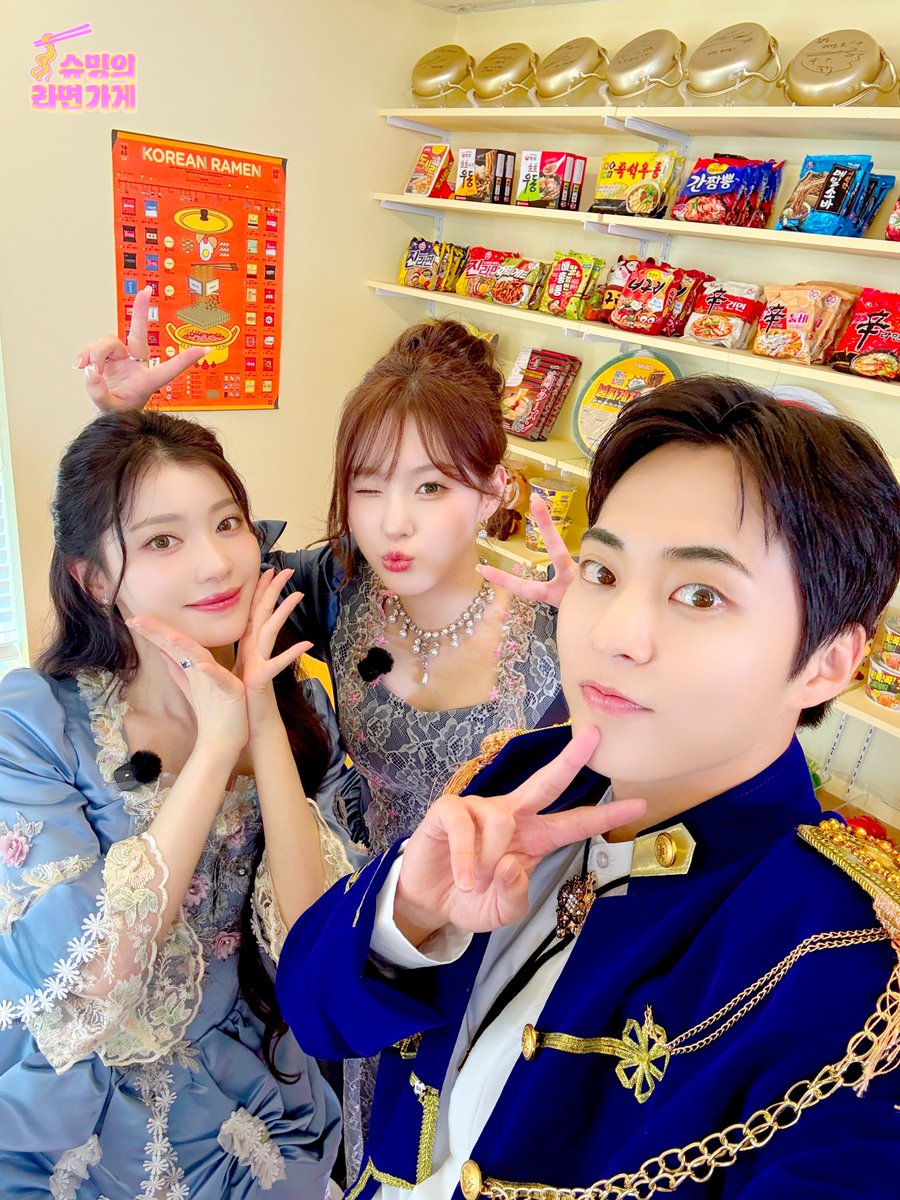 Xiumin_store's tweet photo. <슈밍의 라면가게>
열세 번째 손님 Kep1er 샤오팅&amp;김채현과
슈사장님의 인증 사진📷

#슈밍의라면가게 #XIUMIN_STORE
#시우민 #XIUMIN
#Kep1er #케플러
#샤오팅 #XIAOTING
#김채현 #CHAEHYUN

@XIUMIN_INB100
@official_kep1er

EP.13 다시 보러 가기
➡️ https://t.co/ESUWTtv8Je https://t.co/2sUzpaP3gX