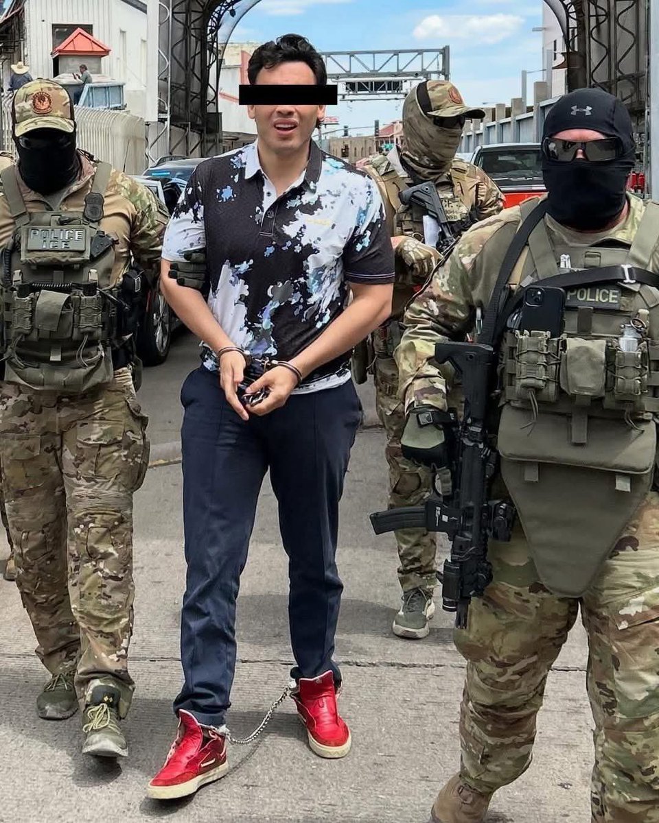 🚨#Nacional 🫢 El embajador de EE.UU. en México, Ronald Johnson, difundió una imagen de Julio César Chávez Jr. tras ser deportado del país vecino.

En la foto, el boxeador aparece esposado de pies y manos.

#ChávezJr #Deportación #México #EEUU