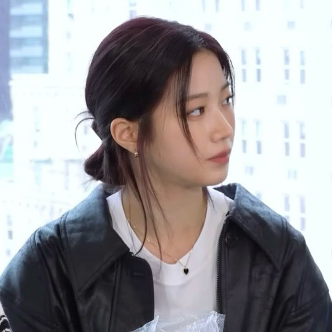 pionawiz's tweet image. OKAYYYY CHAEWON I SEE YOU