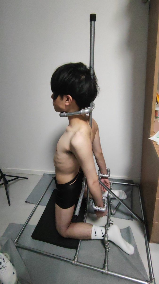 xsyzm_k_w's tweet photo. 【图集】
上完铁架子上绳子，四肢始终处于控制，视觉始终被眼罩剥夺，狗屌始终在笼子里乖乖听话，听说驯服就得这一套…… https://t.co/QrXvmcH6gD