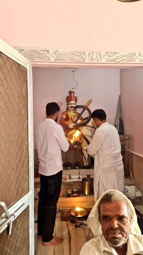 सुबह-सुबह बोलिए जय वीर तेजाजी महाराज की🙌❣️

#जय_वीर_तेजाजी 🎉