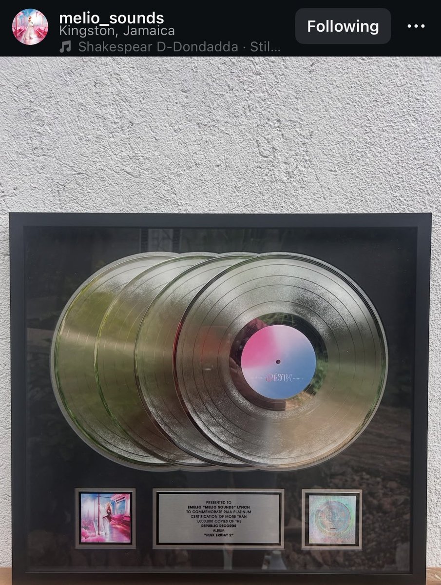 Diamond__Minaj's tweet photo. Melio Sounds received his platinum plaque for #PinkFriday2.
#ForwardFromTrini https://t.co/FfL1tqQWaI