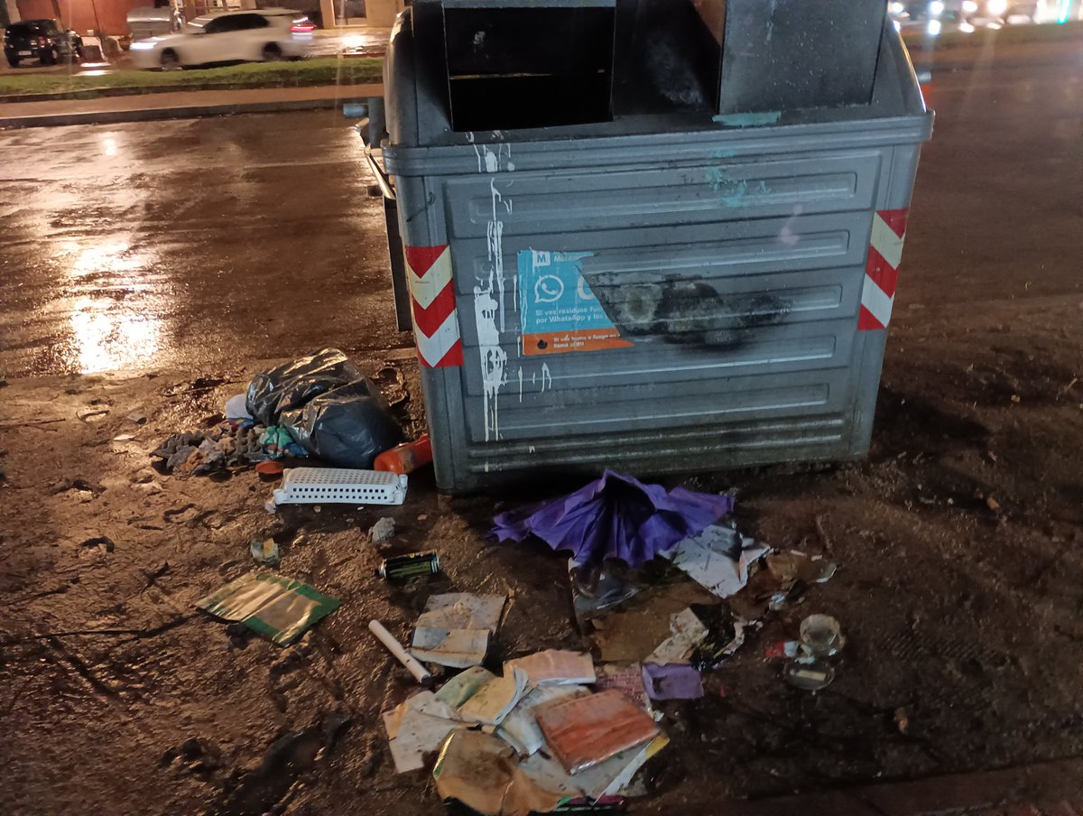 Hay muchas formas de que una institución, partido o gobernante se gane el odio de la gente. La revolución de las cosas simples puede revertir fácilmente con un poco de pilas y sensibilidad a detalles cotidianos. <a href="/Leoherou/">Leo Herou</a> poné un caminito de material para poder tirar la basura 🙏🏻