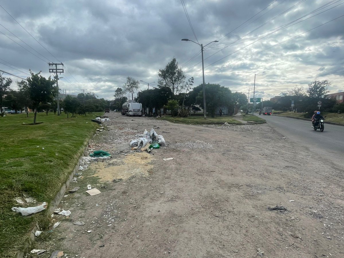 Sociedad Colombiana de Prensa - 27 Años (@scprensamc) on Twitter photo Posibilidad de darle una mano a los habitantes del sector de Boíta , Esta vía Jamás fue pavimentada ; esta en total abandono ,<a href="/UMVbogota/">Unidad de Mantenimiento Vial (UMV)</a> <a href="/Alcaldiakennedy/">Alcaldía Local de Kennedy</a> <a href="/CarlosFGalan/">Carlos F. Galán</a> <a href="/idubogota/">IDU Bogotá</a> <a href="/Citytv/">Canal Citytv</a> <a href="/CityNoticiasTv/">CityNoticias</a> <a href="/NoticiasRCN/">Noticias RCN</a> , Sigamos mejorando los espacios Residenciales .🚧🚨🆘 Posibilidad de darle una mano a los habitantes del sector de Boíta , Esta vía Jamás fue pavimentada ; esta en total abandono ,<a href="/UMVbogota/">Unidad de Mantenimiento Vial (UMV)</a> <a href="/Alcaldiakennedy/">Alcaldía Local de Kennedy</a> <a href="/CarlosFGalan/">Carlos F. Galán</a> <a href="/idubogota/">IDU Bogotá</a> <a href="/Citytv/">Canal Citytv</a> <a href="/CityNoticiasTv/">CityNoticias</a> <a href="/NoticiasRCN/">Noticias RCN</a> , Sigamos mejorando los espacios Residenciales .🚧🚨🆘
