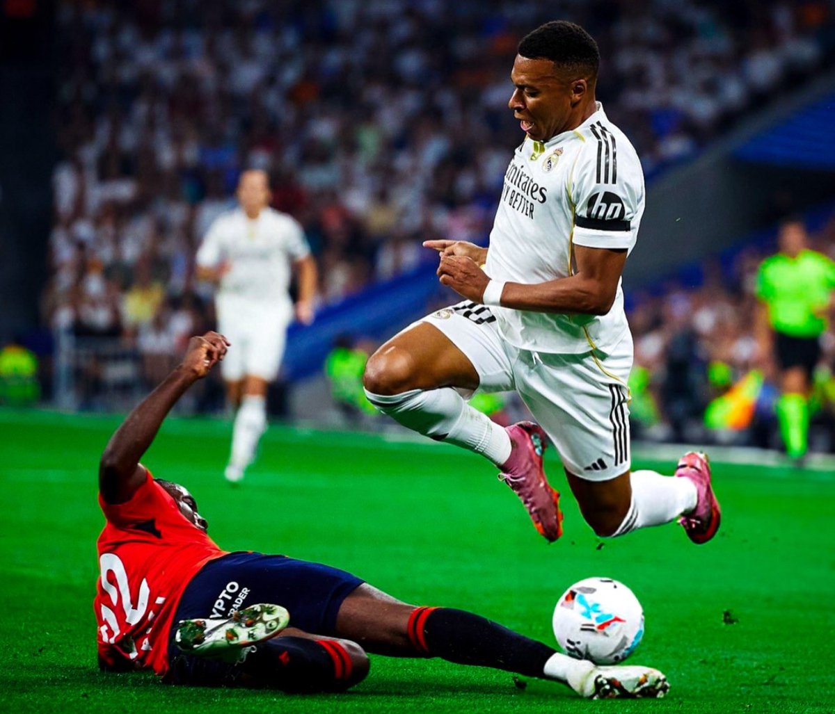 📸 Enzo Boyomo face à Vinicius Jr et Kylian Mbappe lors de Real Madrid - Osasuna. 💪🏽🇨🇲