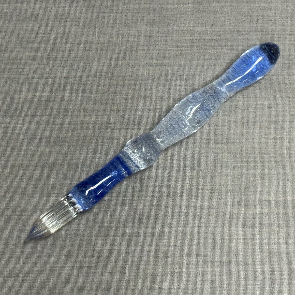 stas_glass_pen's tweet photo. 《イベント出品商品情報》
2025/8/23(土)
<タキザワぶんぐマルシェinハイブ長岡>にお持ちする商品とご協力いただいた作家様をご紹介いたします！

《キタガワ アキコ》
------------------------------------------------------

色とりどりの花や動物などをモチーフにした多くのガラス作品を手掛けている＜キタガワ アキコ＞。
日常を彩るような鮮やかな色使い、生活に寄り添うようなガラス作品をお楽しみください。

------------------------------------------------------

※当日お持ちする作品は予告なく変更となる場合がございます。

「タキザワぶんぐマルシェinハイブ長岡」
-------
《会場》
〒940-2108 新潟県長岡市千秋３丁目３１５−１１
1階　大展示ホール「Arena」　
ハイブ長岡｜一般財団法人 長岡産業交流会館

《会期》
2025年8月23日(土) 10:00～17:00

《入場料》
高校生以上 500円
-------

#キタガワアキコ
#ぶんマル
#タキザワぶんぐマルシェ
#ガラスペン
#インクポット
#ペンレスト
#glasspenstation
#ガラスペンステーション