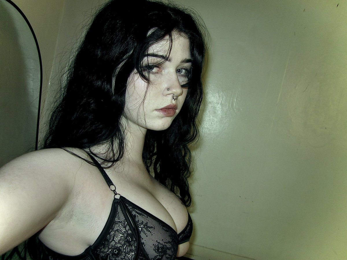 v1x_en's tweet image. twilight Vampire gf? 
#Exhibitionist #hornyslut #teenslut #cockwhore #hardcoreslut #nsfwtwt #fuckme #doggystyle #doggy #somno #somnophilia #cnc #creampie #bdsm